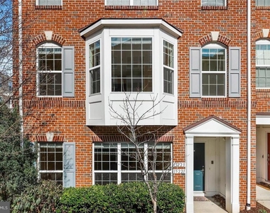 15221 Leicestershire Street - Photo Thumbnail 8