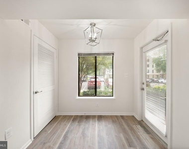8463 Crozier Court - Photo Thumbnail 12