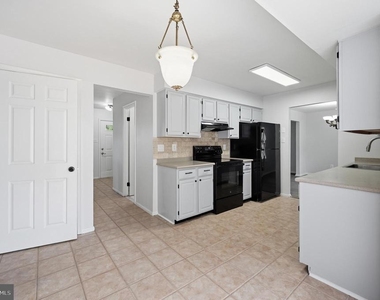 10609 Oxford Court - Photo Thumbnail 24