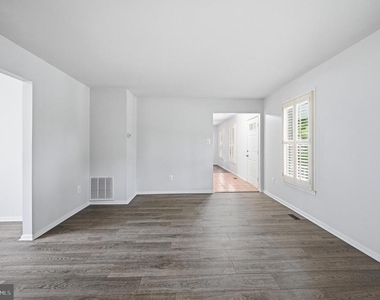 10609 Oxford Court - Photo Thumbnail 13