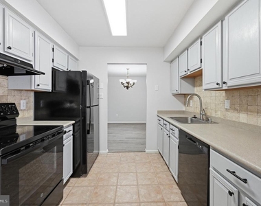 10609 Oxford Court - Photo Thumbnail 7