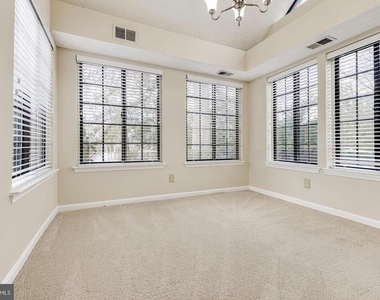 6039 Curtier Drive - Photo Thumbnail 4