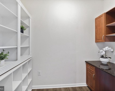 12925 Centre Park Circle - Photo Thumbnail 4