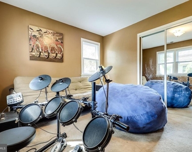 8113 Carlyle Place - Photo Thumbnail 9