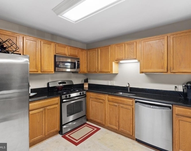 8202 Crossbrook Court - Photo Thumbnail 10