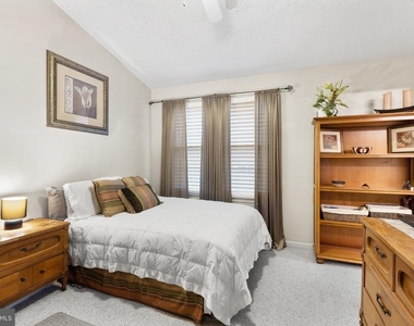 8202 Crossbrook Court - Photo Thumbnail 11
