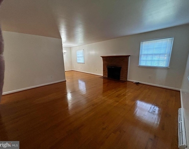 525 Azalea Street - Photo Thumbnail 3