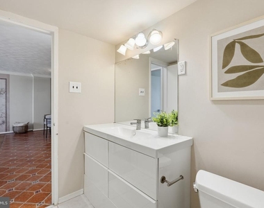 801 N Pitt Street - Photo Thumbnail 9