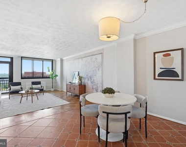 801 N Pitt Street - Photo Thumbnail 2