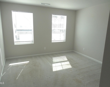 1003 Sora Way - Photo Thumbnail 18