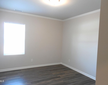 1003 Sora Way - Photo Thumbnail 7