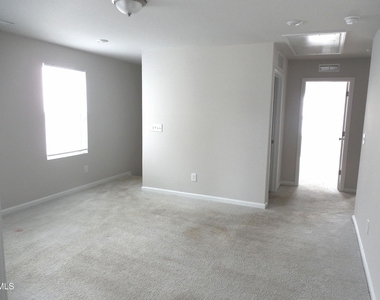 1003 Sora Way - Photo Thumbnail 10