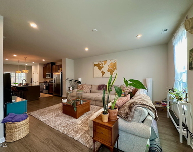 921 Romeria Drive - Photo Thumbnail 12