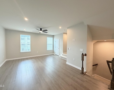 921 Romeria Drive - Photo Thumbnail 12