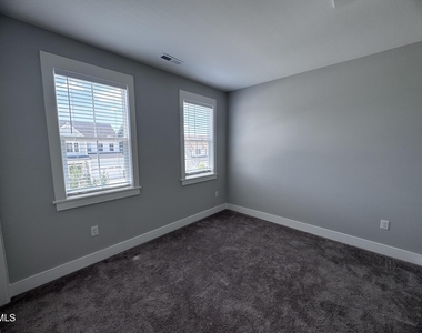 440 Douglas Falls Drive - Photo Thumbnail 15