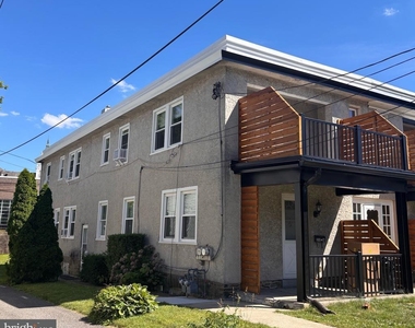23 Morton Ave - Photo Thumbnail 12