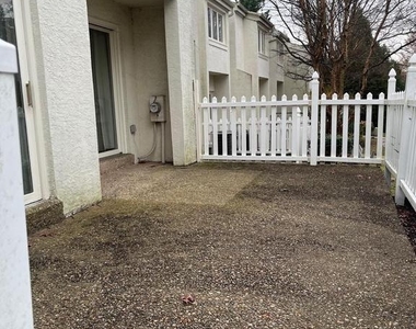 105 Montrose Avenue - Photo Thumbnail 20
