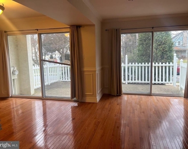 105 Montrose Avenue - Photo Thumbnail 3
