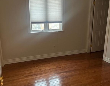 105 Montrose Avenue - Photo Thumbnail 12