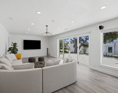 8901 Grandview Dr - Photo Thumbnail 15