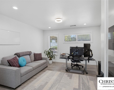 8901 Grandview Dr - Photo Thumbnail 26