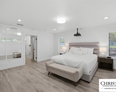 8901 Grandview Dr - Photo Thumbnail 19