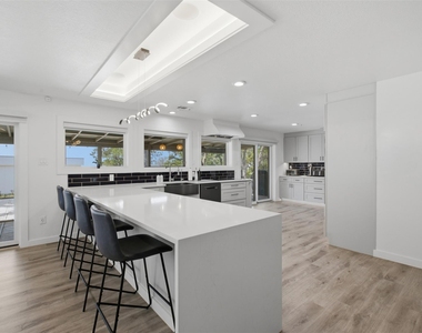 8901 Grandview Dr - Photo Thumbnail 11