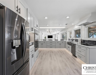 8901 Grandview Dr - Photo Thumbnail 7