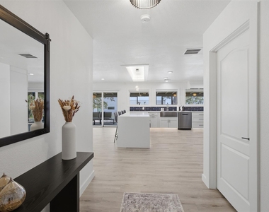 8901 Grandview Dr - Photo Thumbnail 4