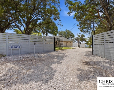8901 Grandview Dr - Photo Thumbnail 2