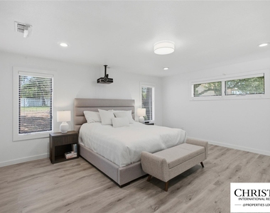 8901 Grandview Dr - Photo Thumbnail 20