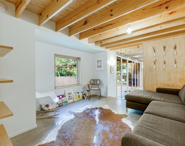 2000 Kenwood Ave - Photo Thumbnail 5