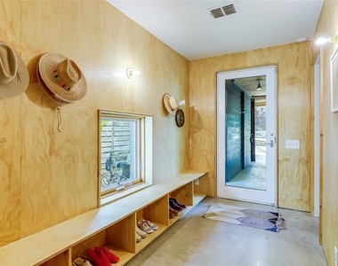 2000 Kenwood Ave - Photo Thumbnail 4
