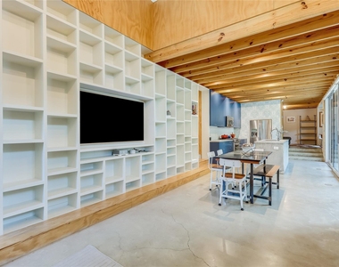 2000 Kenwood Ave - Photo Thumbnail 12