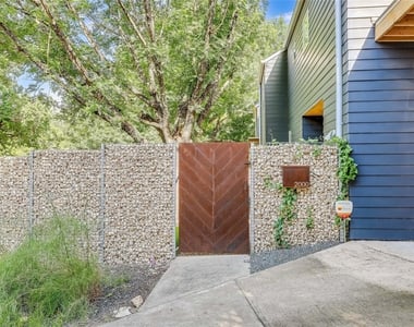 2000 Kenwood Ave - Photo Thumbnail 1