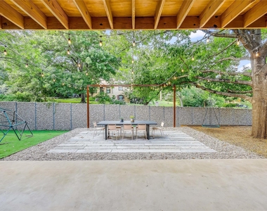 2000 Kenwood Ave - Photo Thumbnail 16