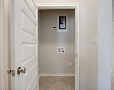 1724 W Artesian Springs Xing - Photo Thumbnail 4