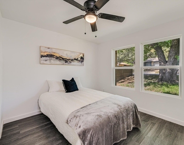 6913 Shannon Dr - Photo Thumbnail 10
