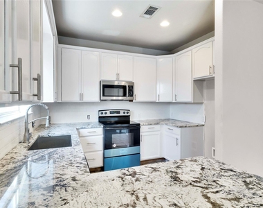 7312 E Ben White Blvd - Photo Thumbnail 4