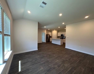 141 Netherland St - Photo Thumbnail 15