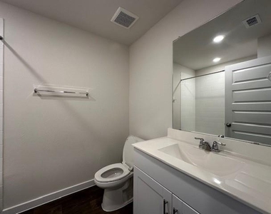 141 Netherland St - Photo Thumbnail 9