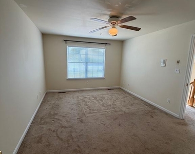 3906 Elan Court - Photo Thumbnail 4