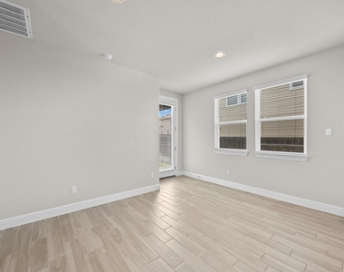 213 Graver St - Photo Thumbnail 9
