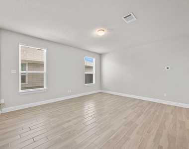 213 Graver St - Photo Thumbnail 5