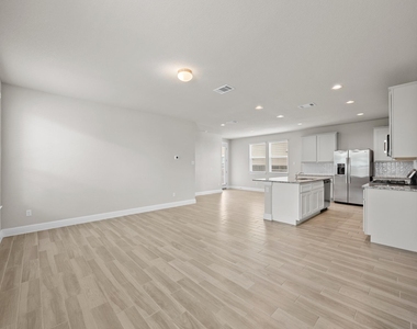 213 Graver St - Photo Thumbnail 7