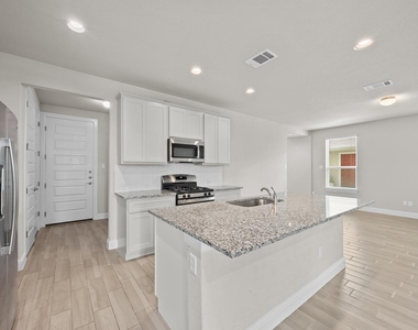 213 Graver St - Photo Thumbnail 4