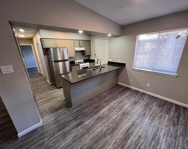8902 Little Walnut Pkwy - Photo Thumbnail 3