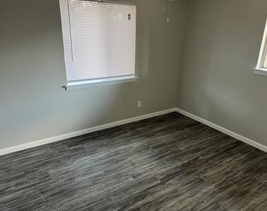 8902 Little Walnut Pkwy - Photo Thumbnail 12
