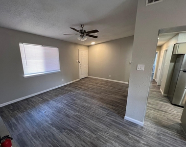 8902 Little Walnut Pkwy - Photo Thumbnail 5