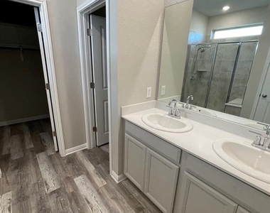 220 Mcfarland St - Photo Thumbnail 6